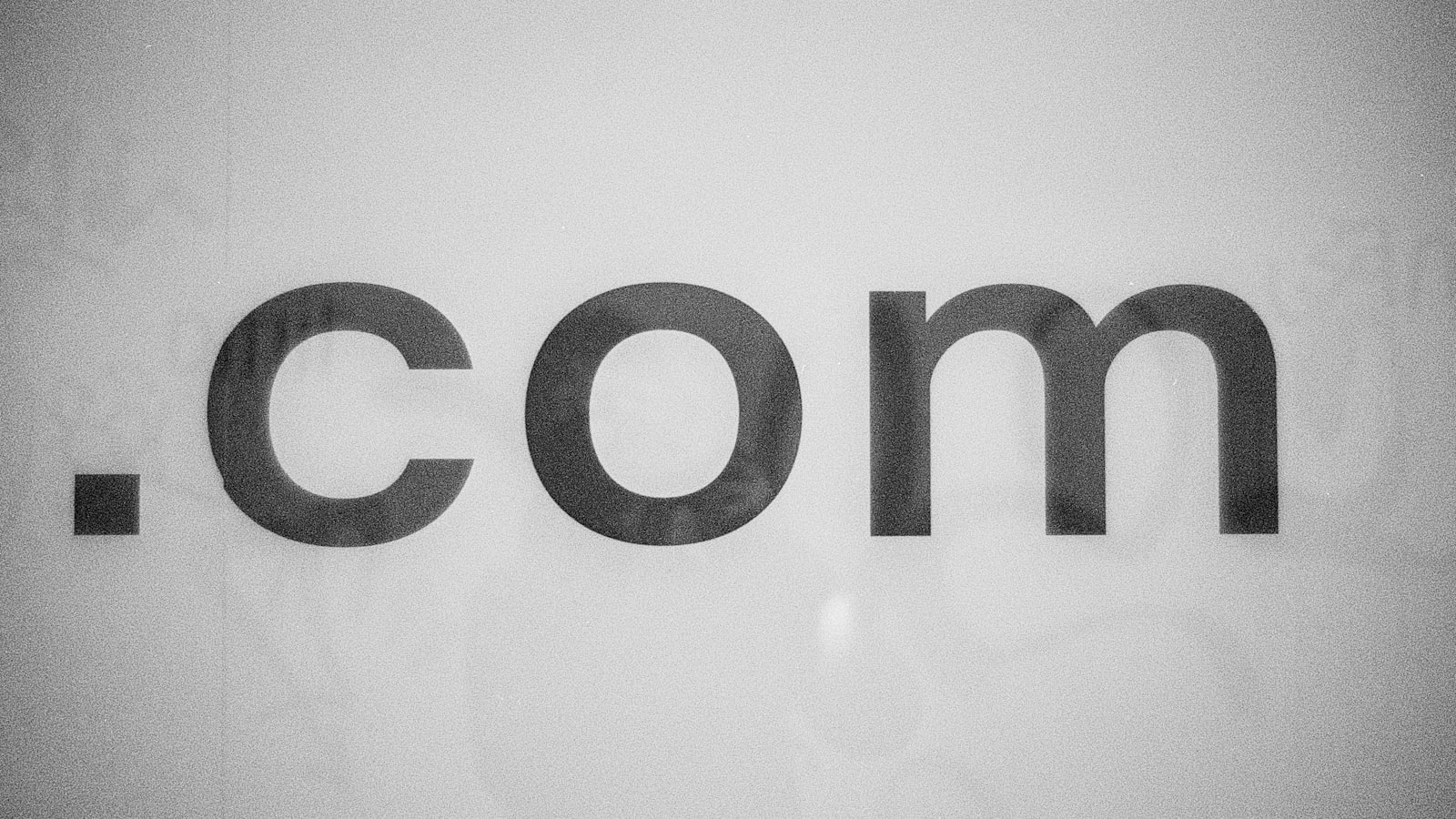 a black and white photo of the word comm