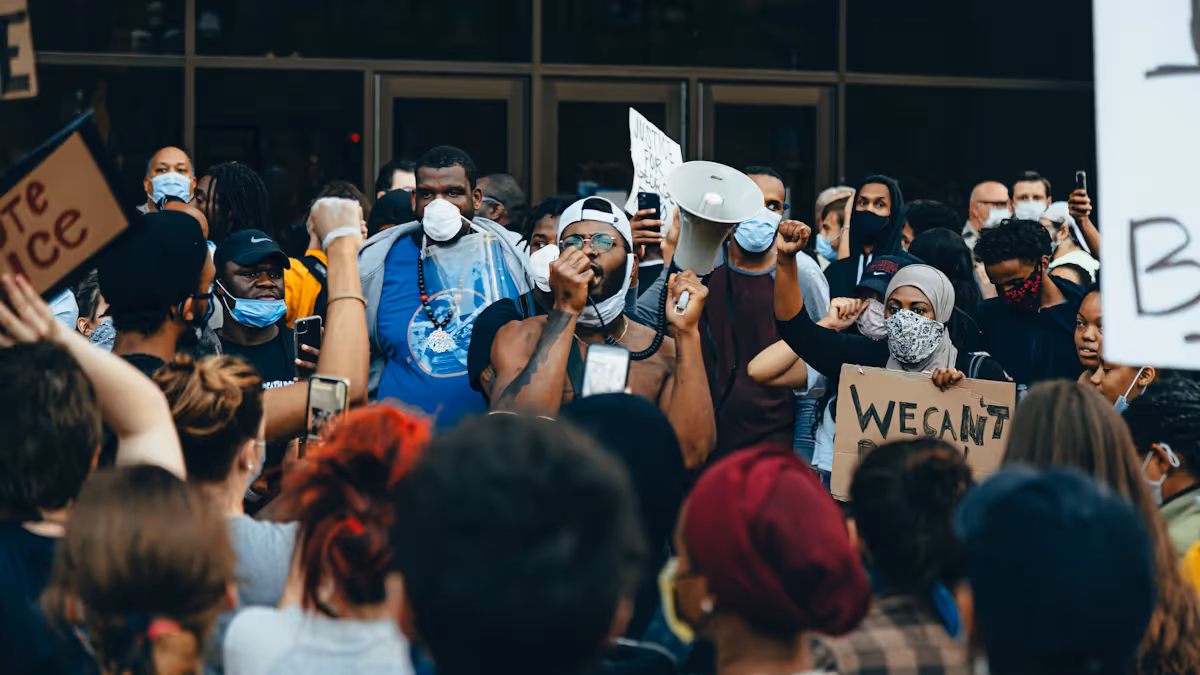 عام — Klobuchar launches Minnesota governor bid after Walz ends re-election run amid massive fr…