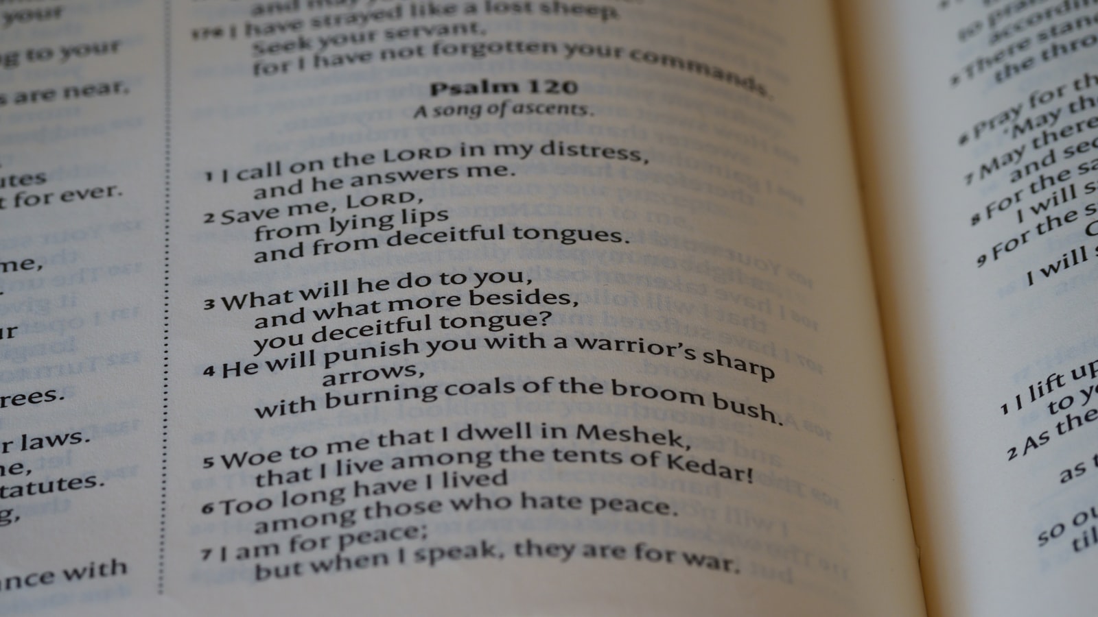 طالب يذاكر رياضيات