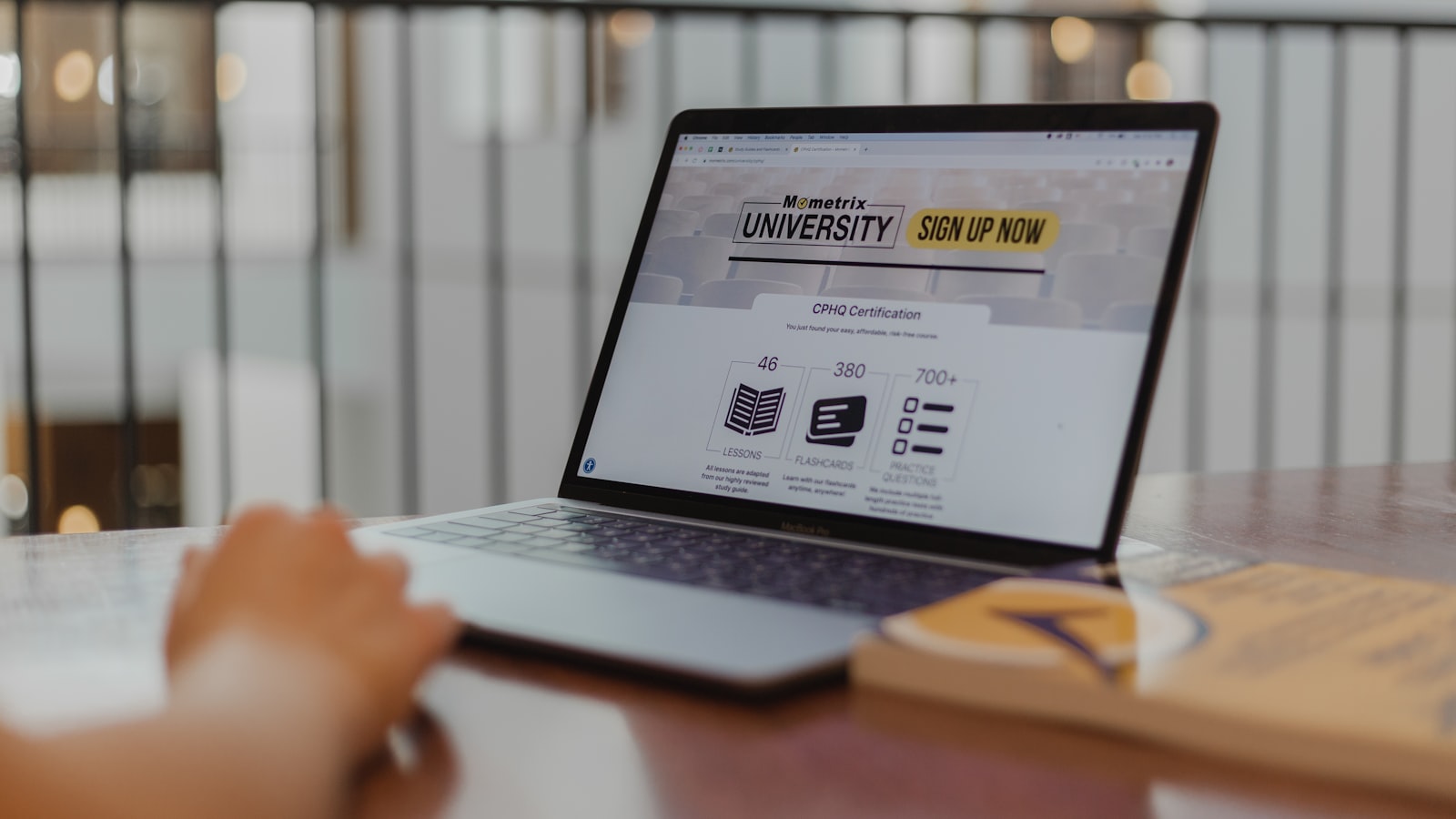 طالب يدرس أونلاين