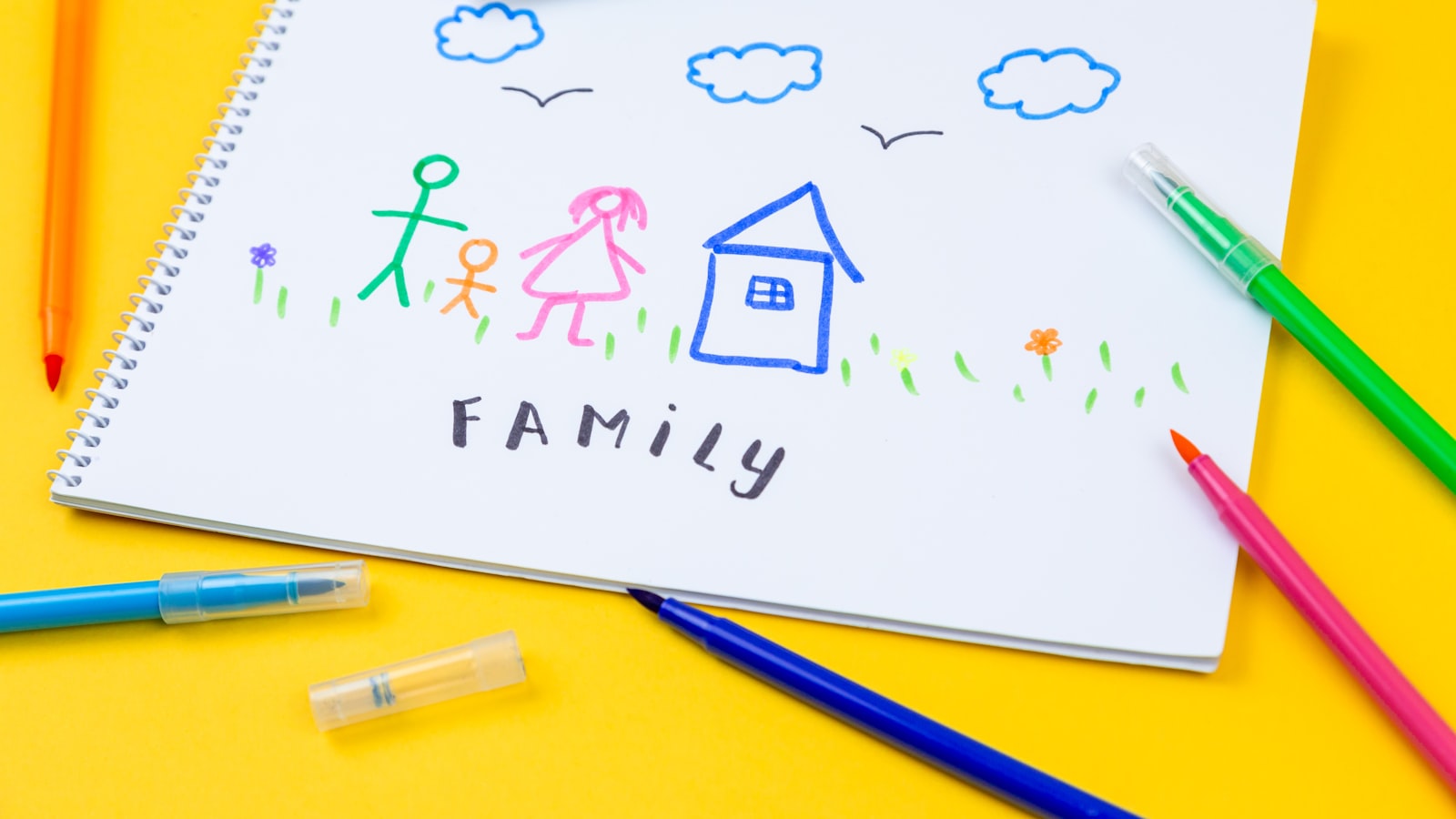 عائلة سعيدة تحمل الإقامة العائلية في تركيا