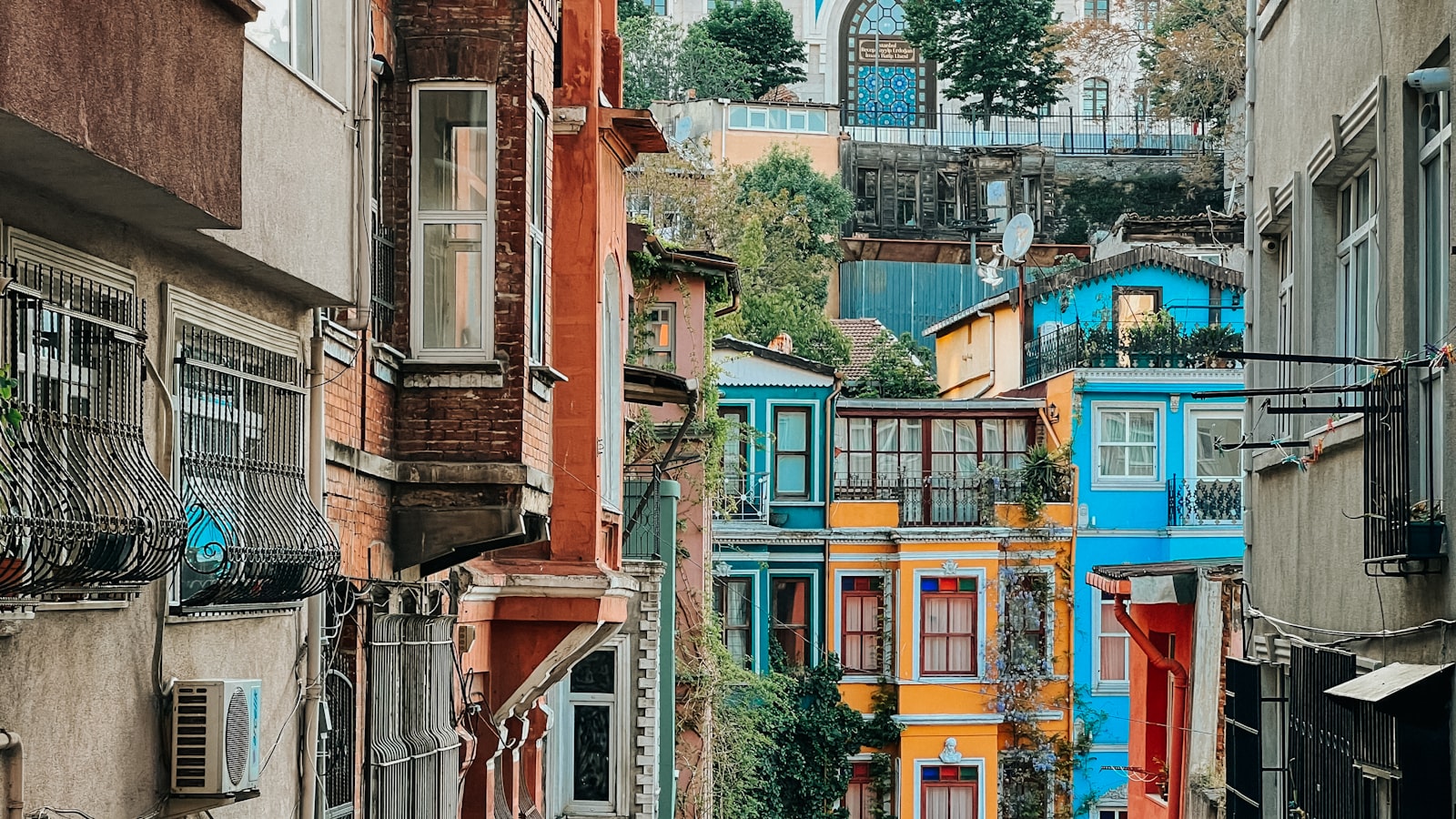 مقارنة بين بطاقة الإقامة السياحية والعقارية