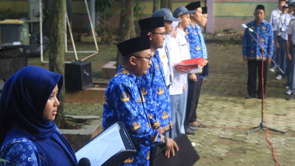 Group of people in uniform standing in a line.