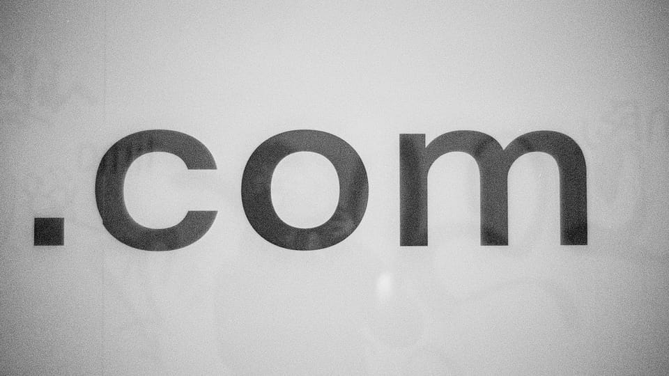 a black and white photo of the word comm