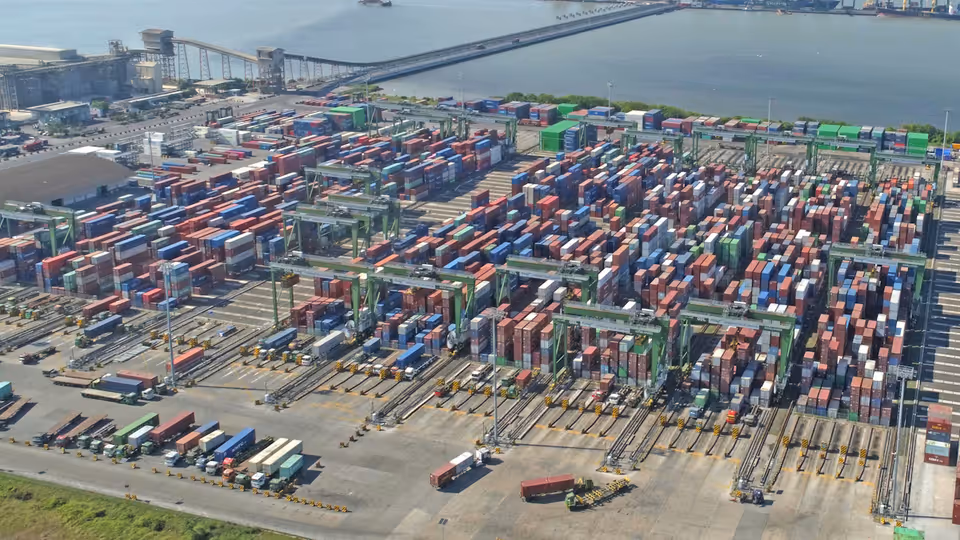 عام — At World’s Busiest Port, China’s Unbalanced Economy Comes Into View - The New York Times