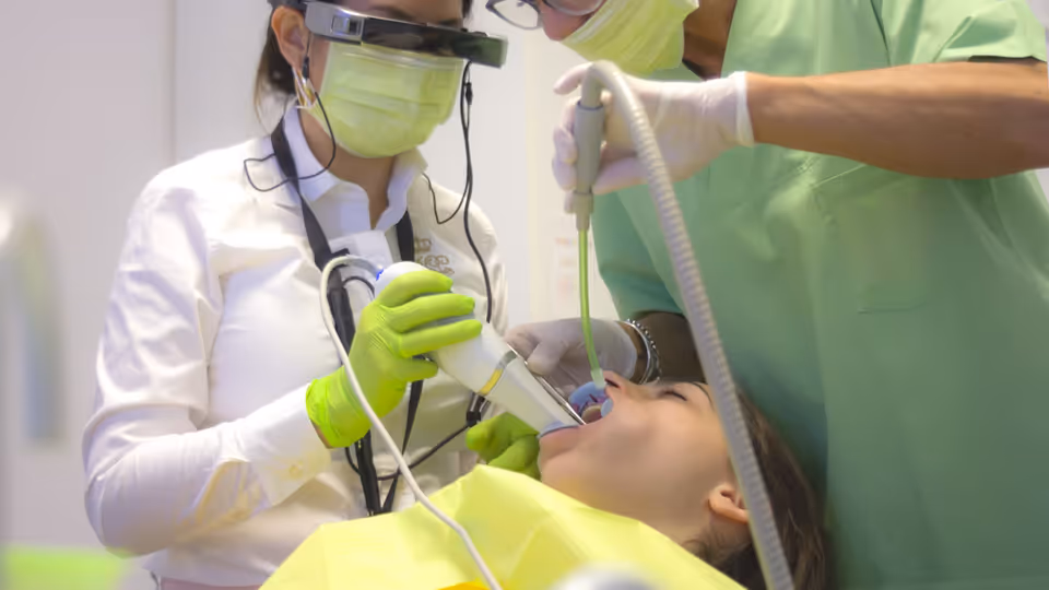 مستقبل التقنية — توقعات 2027: ما بعد الهواتف الذكية؟ (نظارات AI وخواتم ذكية)