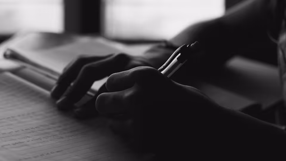 أدوات الذكاء الاصطناعي — أدوات Humanizer: كيف تجعل نصك بشرياً بنسبة 100% وتخدع Turnitin