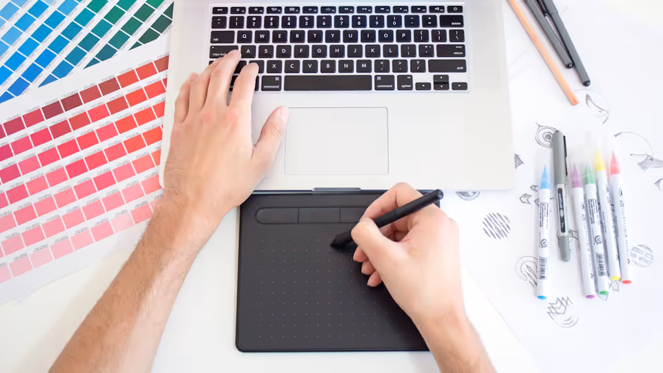 تصميم وجرافيك — أدوات توليد الصور: Midjourney v7 ضد المنافسين