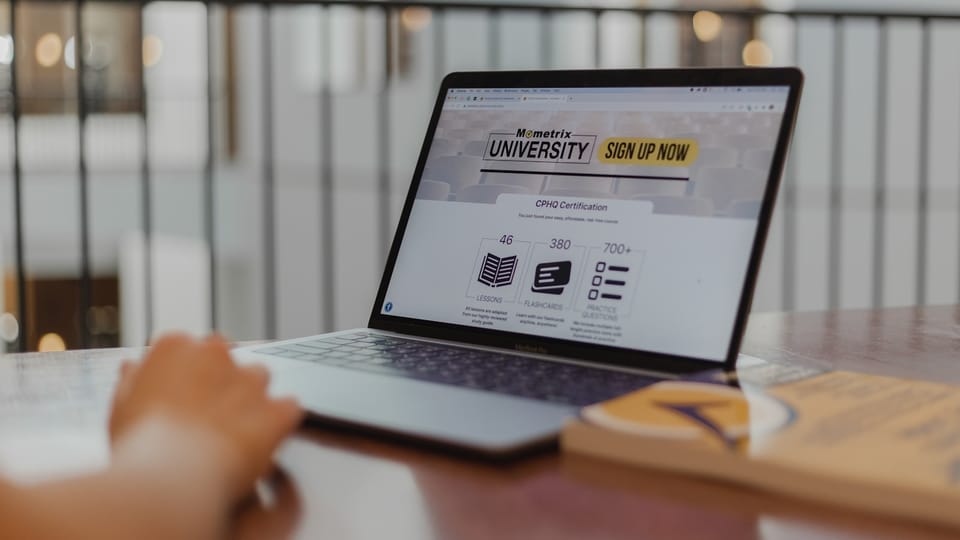 طالب يدرس أونلاين