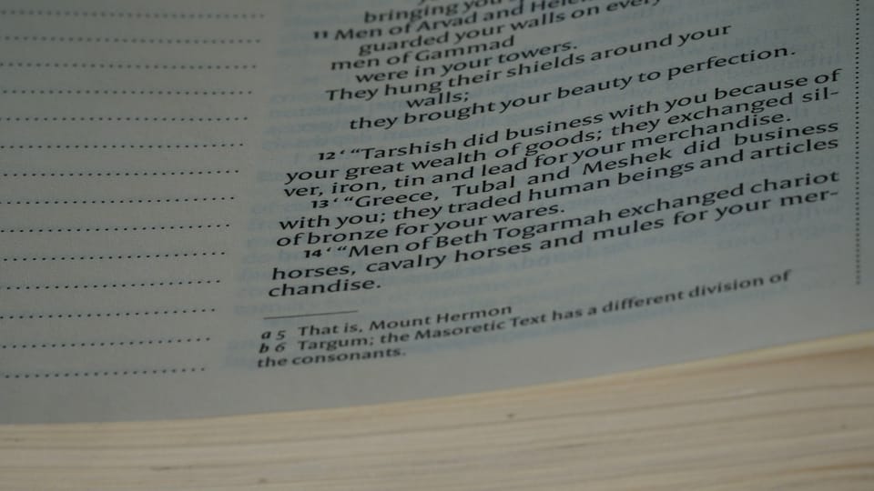 وثائق في مكتب توثيق