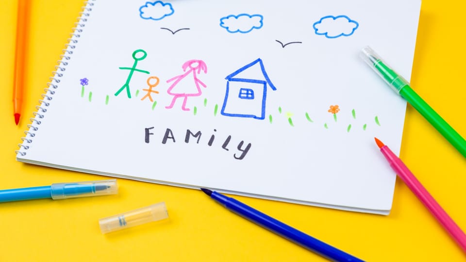 عائلة سعيدة تحمل الإقامة العائلية في تركيا