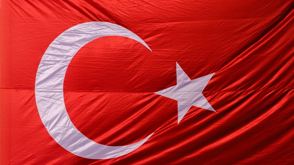 رجل أعمال يحصل على إقامة المستثمر في تركيا