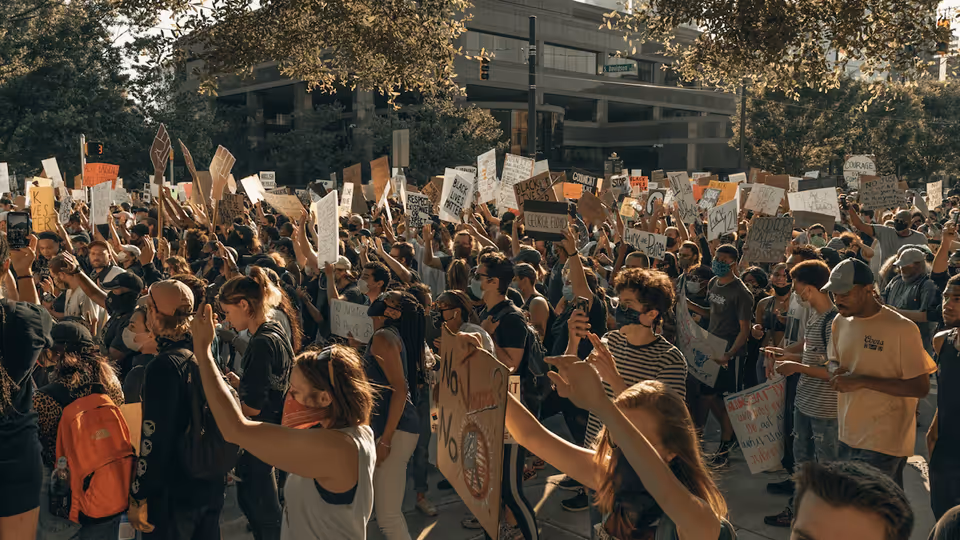 عام — Denver businesses join in on national ICE protests - CBS News