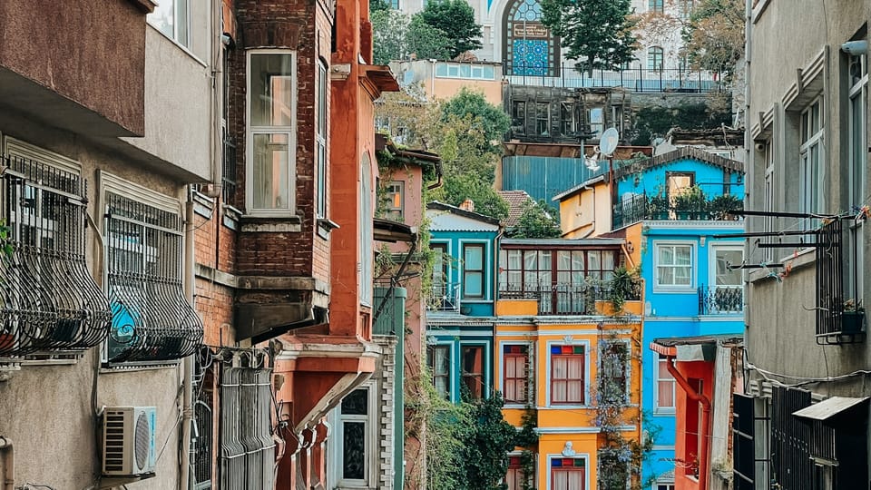 مقارنة بين بطاقة الإقامة السياحية والعقارية